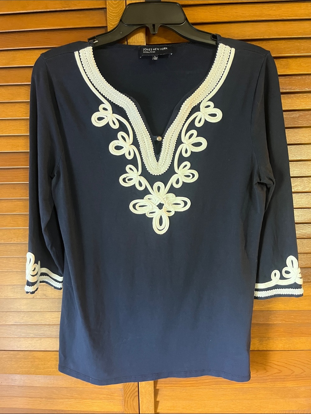 Jones New York Navy Tunic with Ivory Embroidered V-Neck size Large